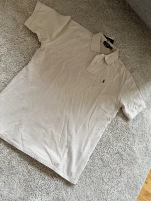 Ralph lauren polo - Snygg polo tröja från ralph lauren i fårgen apricot, säljer då den var för stor för mig