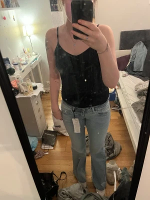 Ljusblå bootcut jeans från Gina Tricot - Säljer ett par ljusblå jeans från Gina Tricot med vida ben och klassisk femficksmodell. Jeansen har låg  midja och är tillverkade i ett mjukt denimtyg med lite stretch. Perfekta för en avslappnad och trendig look.