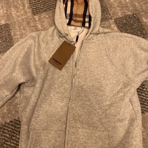 Burberry zip - Ny burberry zip, sitter som L-M ej logga på bröst.