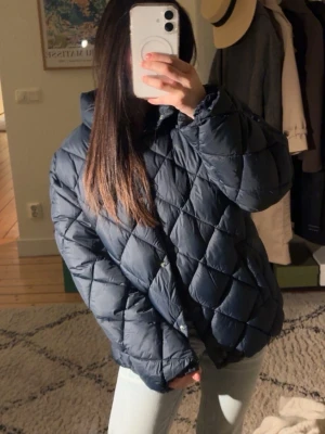 Snygg jacka - Snygg mörkblå tjock jacka ifrån Mango. Storlek 11-12 (152cm) som motsvarar en XS.  säljs pga att den ej används! 