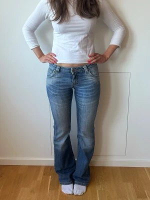 Blå Lee jeans  - Lågmidjade lee jeans i storlek XS. Midja: 35-36 cm inneben: 79 cm