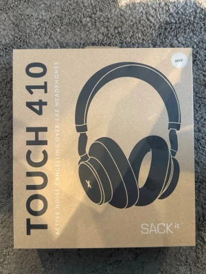 Hörlurar Touch 410  - Helt nya Sack it hörlurar. Ord pris 3100kr. Har Bluetooth Multipoint Connection kan du vara ansluten till två enheter samtidigt.  Roterbara öronkåpor, justerbart aluminiumband och mjuka over-ear-kuddar som anpassar sig efter huvudets form. Öronkåporna täcker hela örat, vilket ger både ökad komfort och en mer uppslukande ljudupplevelse.  Batteritiden är upp till 50 timmars uppspelning på en 