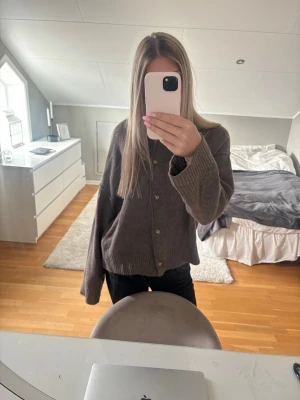 Stickad kofta - Stickad kofta från pull&bear, den är oanvänd🩷