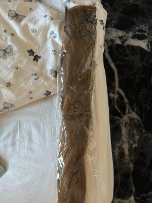 Ljusbrunt löshår med clips - Säljer ett paket ljusbrunt löshår med clips, perfekt för dig som vill ha längre eller fylligare hår. Löshåret är rakt och kommer i en praktisk plastförpackning. Clipsen gör det enkelt att sätta i och ta ur håret när du vill byta stil.