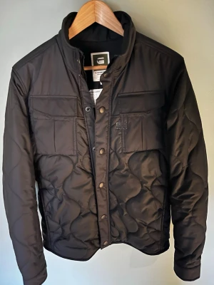 G-star raw windbreaker - Snygg windbreaker/Vårjacka från G-star raw🔥⭐️ storlek M- för dig cirka 180~185! Nypris 3799, mitt pris 899!🤝 Hör av dig för mer info😊
