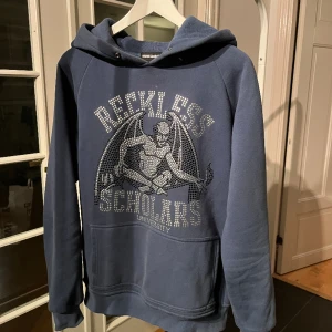 Reckless Scholars hoodie blå - Superfin Rhinestone hoodie som är i superbra skick (alla stenar är kvar!) Går ej att få tag på längre! Skriv för fler bilder eller frågor;)