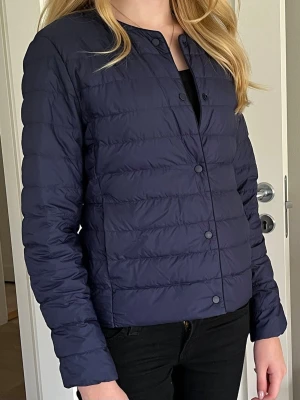 Uniqlo Ultra Light Down jacka XS, mörkblå - Uniqlo Ultra Light Down jacka för dam i nyskick, storlek XS. Perfekt till vår och sommar eller som mellanlager.  Går att rulla ihop så den få plats i en ficka eller i handväskan.
