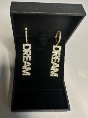 Dream earrings  - Örhängena är aldrig använda och 100 % rost- och nickelfria. Hör gärna av dig om du har några frågor ☺️