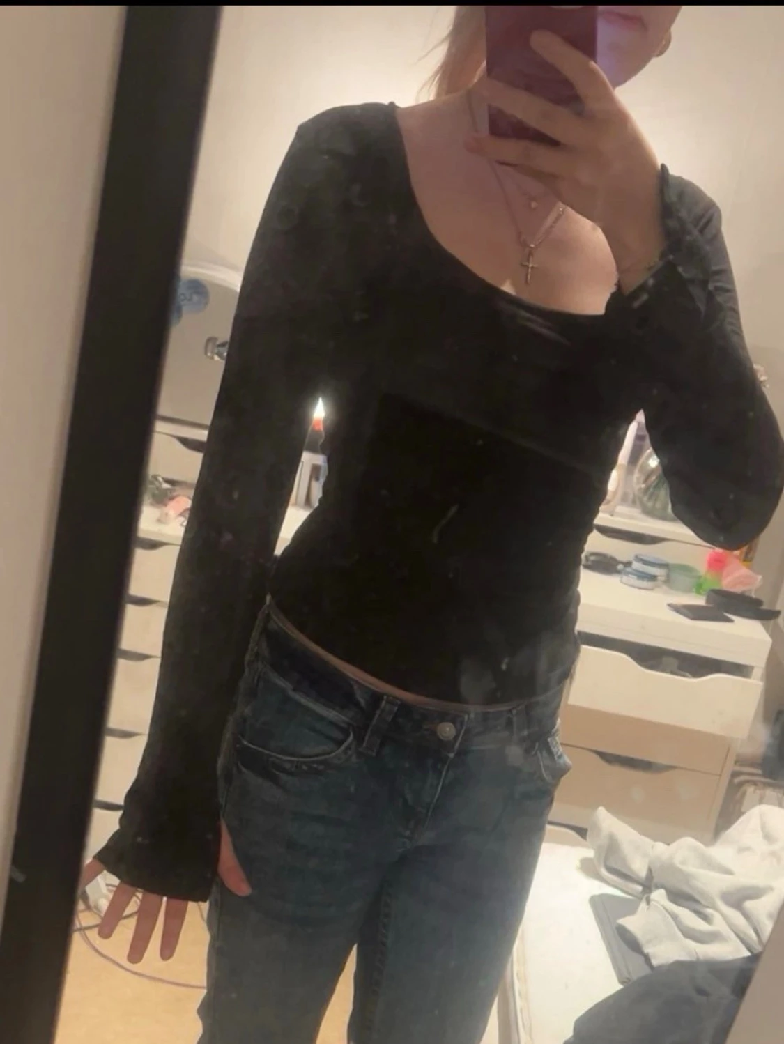 Svart långärmad topp med rund hals