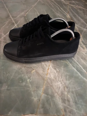 Axel arigato skor  -  Helt oanvända Axel Arigato skor i storlek 42 i mocka