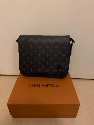 Messenger bag - Hej, jag säljer nu min splitter nya Messenger bag då jag har fått en ny i födelsedagspresent.  Säljs för endast 599 SEK. Först i kvarn!