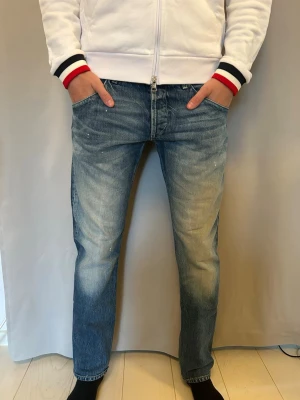 Dondup Jeans  - Blåa trendiga Dondup Jeans med lite blekningar samt diskreta snygga slitningar. Mycket bra skick, skriv gärna vid funderingar!