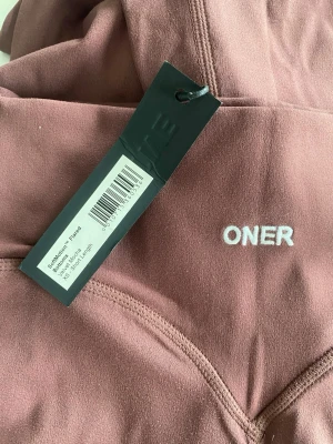 Mocca färgade byxor från Oner Active i strl XS - Mocca färgade byxor från Oner Active i strl XS. Mia Green collection. Endast testade. Slutsålda på hemsidan, kollar om någon vill köpa dem innan jag skickar tillbaka. Nypris ca. 720 kr (66€). Säljes för 600 exkl. frakt. Kan fraktas eller mötas upp i Göteborg. Finns på fler sidor! Obs! Hade även varit öppen för att byta mot ett par i strl S. 