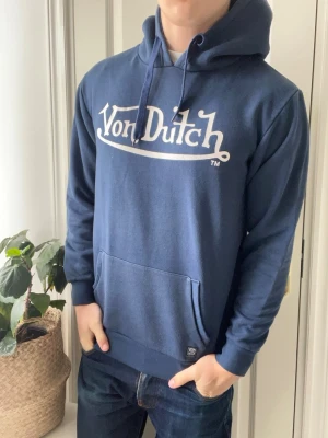 Von Dutch hoodie  - Von Dutch hoodie, Inga defekter! Modellen i bilderna är 180 cm 75 kg och bär Storlek S , Kom med frågor! 🌟 (Kan gå ned i pris vid köp av paket 😉) 