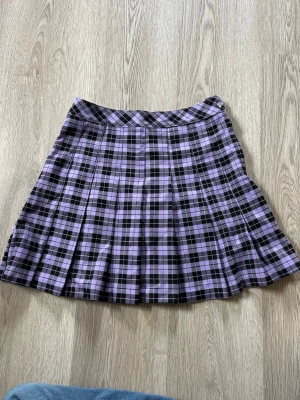 Rutig kjol - Superfin lila kjol! Endast använd några gånger så i ett fint skick, säljer pga fel storlek! 💜 