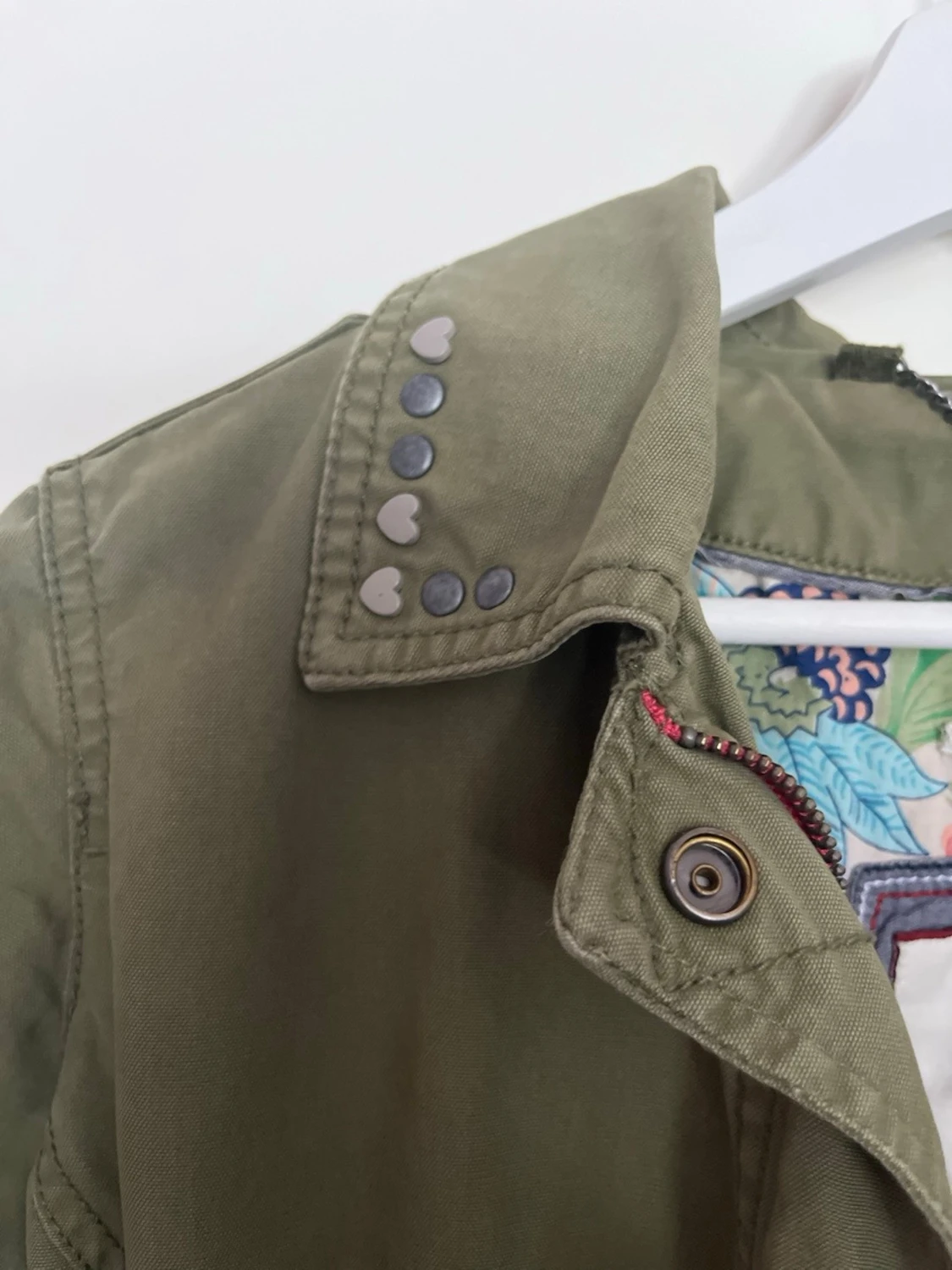 Olivgrön jacka med spetsdetaljer - 1