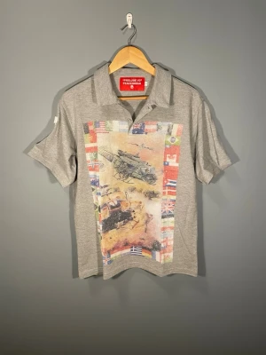 PEACEINWAR polo - Lite använd inga fel. Rare aldrig sett i Sverige innan, finns bara typ 50 i världen. Skriv vid intresse. Pit till pit 47 cm total längd 68 cm boxy fit, obs kan vara några cm fel. 