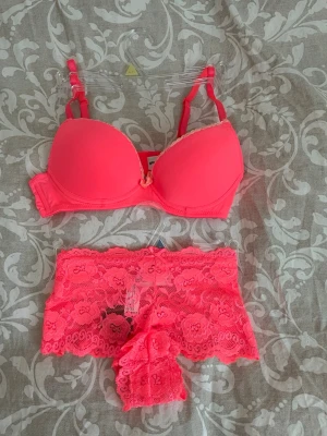 Korall rosa underklädesset 75A - Bh 75A underdel S, helt oanvända med prislapp kvar. Köp båda två för priset eller en utav dem. Pris kan diskuteras 