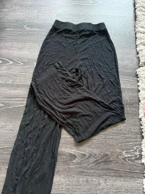 Svarta leggings med hög midja - Säljer ett par svarta leggings med hög midja och stretchigt material. De är tunna och mjuka, perfekta för en avslappnad stil. Passar till många olika outfits och är riktigt bekväma att bära.