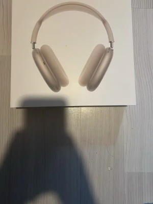 Apple AirPods Max over-ear hörlurar - Säljer ett par stilrena Apple AirPods Max i silver. Over-ear design med mjuka öronkuddar och justerbart huvudband i mesh för extra komfort. Tillverkade i aluminium och rostfritt stål, perfekt för dig som vill ha grymt ljud och snygg design.