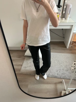 Svarta skinnbyxor  - Snygga svarta byxor i skinnimitation med klassisk rak passform. Byxorna har en ganska hög midja och femficksdesign, vilket ger en cool och tidlös look. Perfekta för dig som vill sticka ut med en edgy vibe. Passar till både sneakers och boots.  Säljs då de tyvärr inte kommer till användning längre! 🥲Har fått väldigt många komplimanger i skolan när jag har burit dessa skinnbyxor! Från Bik bok i storlek xs!  Djur och rökfritt hem! Pris kan diskuteras! Skickar snabbt!