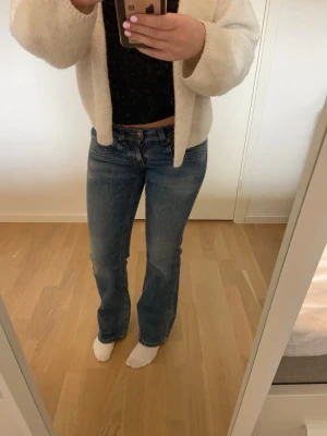 Lågmidjade bootcut jeans - Säljer ett par snygga lågmidjade bootcut jeans i storlek 26/32 från Only, vintage. Fint skick, inga defekter!  Midjemått rakt över: 37 cm Innerbenslängd: 76 cm