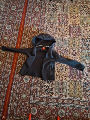 Svart nike tech kofta  - Svart nike tech fleece skön och bra passar bra med andra outfits.           Size M 137-147.       PRIS KAN DISKUTERAS!!