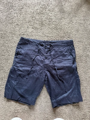 Loro Piana Linneshorts - Loro Piana linneshorts i marinblått, storlek M.  Exklusiv sommar-piece i lätt och sval linnekvalitet. Stilren, tidlös och svår att få tag på.  Mycket fint skick. ✅ Först till kvarn🤝Allt gott, Mvh Noah