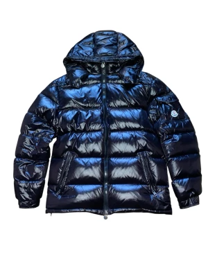 Svart Moncler Maya  - Knappt använd 10/10 skick jätte varm o skön perfekt för vintern eller skidåkning!   Den passar M (Size 4)   Nfc fungerar såklart!
