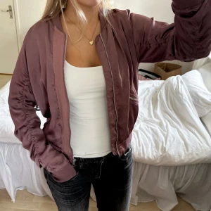 smutsrosa bomberjacka  - smutsrosa bomberjacka från märket wera i storlek 34. den har några små skavanker - lite tråddragning och en liten fläck - men fortfarande i bra skick. lite glansigt material nästan som silke. 