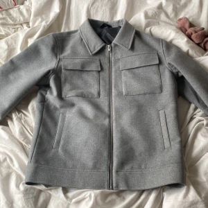 Overshirt  - Overshirt grå aldrig använd 10/10 skick från Jack and Jones pris kan diskuteras 