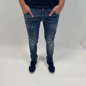 Dondup Jeans  - Dondup Jeans! Trendigaste jeansen på marknaden.  Skick= 9,5/10 Ny pris= 4000 kr Säljs för= 1050 kr (Modellen har original slitningar från fabrik vilket är väldigt eftertraktat och populärt)