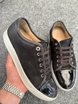 Lanvin uk7 svart - Säljer nu dessa sjukt feta svarta lanvins som är helt perfekta för sommaren! Size uk7 som motsvarar 41-42! Skick 8/10 inga stora defekter utan bara allmänt använda 😌. Nypris 5000kr mitt pris 2199 och vid snabb affär gör jag ännu bättre pris! Hör av dig vid intresse 🤩📦