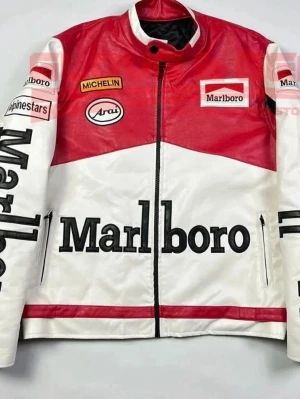 Rödvit Marlboro racing skinnjacka - Säljer en riktigt snygg racinginspirerad skinnjacka i rött och vitt med stora Marlboro-tryck fram och bak. Jackan har ståkrage, dragkedja, två fickor med dragkedja och coola racingpatches som Michelin och Arai. Perfekt för dig som gillar motorsport och streetstyle. Finns även mc skydd i om man vill ha det