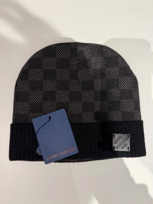 Svart mössa  - Säljer vid ett bra pris