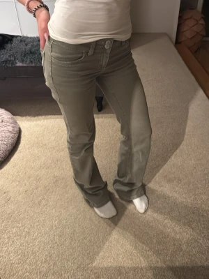 Vårbyxor från Nelly - Så snyggq trendiga byxor! Nytt skick men saknar prislapp