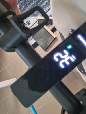 Elsparkcykel med digital display - Priset kan diskuteras!!!!! Säljer en svart elsparkcykel med digital display som visar hastighet. Styret har handbroms och ringklocka, samt en blå kabeldetalj. Perfekt för smidig transport i stan. Laddningsport och LED-lampa framtill. Modern och stilren design. Hastigheten är 32km. Jag har bytt däcken till nya också!