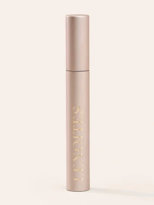 Leonites mascara  - Snygg mascara från Lenotes i en stilren roséguldfärgad tub med guldfärgad logga. Borsten är smal och böjd för att ge separerade fransar och volym. Förpackningen är gjord av plast med metallisk finish och känns lyxig och modern. När du vill ta bort den räcker det med varmt vatten och lätt massage och tuberna glider av direkt utan remover och utan att skada fransarna. Tubing maskara, endast använt en gång (säljer pga jag började med fransar igen) ❤️