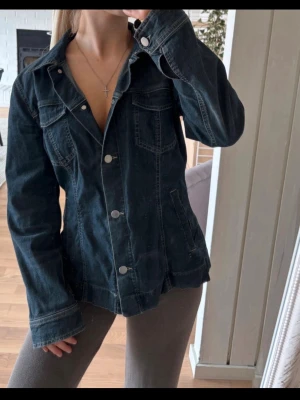 Jeansjacka  - Tunn figursydd jeansjacka, köpt secondhand men från märket ”comma”.