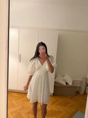 Vit sommarklänning - Supersöt vit klänning som passar perfekt till skolavslutningar och studenter!🎓Prislapp kvar