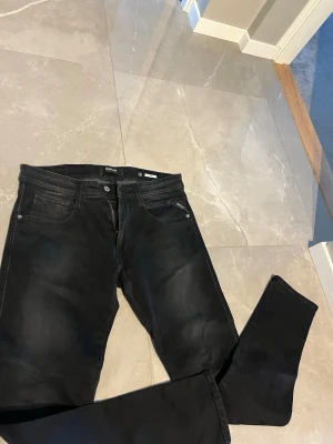 Replay Anbass jeans - Snygga replay jeans I modellen anbass! Helt nya skick 10/10 | strl 31/32 | svarta med snygg tvätt | köpta för 1599kr