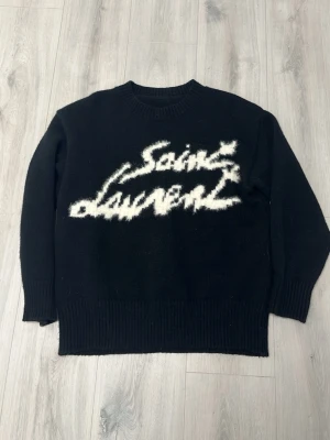 Yves Saint Laurent sweatshirt  - Tja, Säljer nu min riktigt feta Saint Laurent sweatshirt i storlek m i färgen svart, tröjan är i jättefint skick har använt den max 2 gånger, hör av er vid frågor eller funderingar🙌🙌🙌