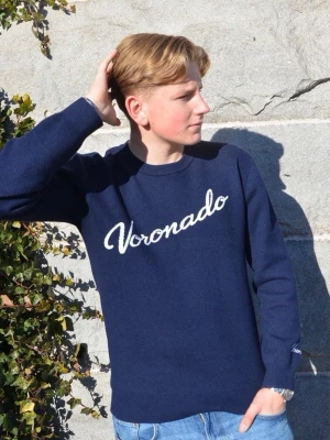 Mörkblå tröja från Voronado Atelier - Snygg marinblå tröja från Voronado Atelier med vit broderad logga över bröstet. Klassisk rund halsringning och raka ärmar. Perfekt för dig som gillar stilrena och moderna plagg med en twist. Passar till jeans eller chinos.