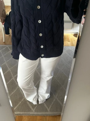 Vita raka jeans med låg midja - Säljer ett par vita jeans med rak passform och låg midja från Zara! Storlek 40 men passar på mig som brukar ha storlek 38, är 173 cm lång 💗Använd & tvättade 1 gång! 