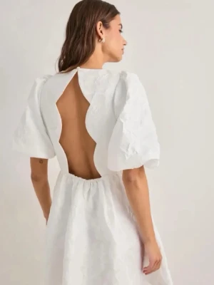 By malina vit kortklänning med öppen rygg - Supersöt klänning puffiga ärmar och  öppen rygg från By Malina! Perfekt som studentklänning❣️ Köpt här på plick men säljer pga att jag hittat en annan studentklänning, använd av en tjej innan, lite smink på insidan men det är inget som syns utanpå🥰 Pris kan diskuteras!