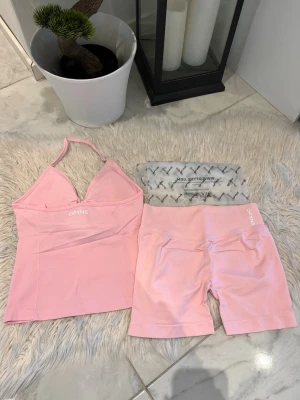 Rosa träningsset från DFYNE - Modell: impact 4.5 i färgen light rose pink ✅