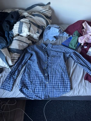 Blårutig skjorta från Ralph Lauren - Klassisk blårutig skjorta från Ralph Lauren med knappstängning och broderad logga på bröstet. Riktigt skön för sommaren