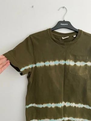 Tie-dye T-shirt Scotch & Soda  - Cool tie-dye T-shirt från Scotch & Soda i grönt 🪐🌻 Barnstorlek men sitter som en M på vuxen 💚 Jättefint skick, som ny! 💚🖤 Supercool till jeans eller cargobyxor ❤️‍🔥