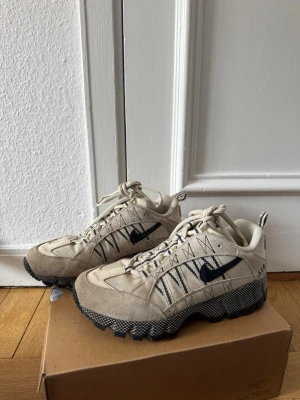 Nike Air Humara dam (strl 40)  - Säljer mina Nike Air Humara.  Använda endast under en vecka i Åre, så de är i väldigt bra skick! Det syns att de är använda, men inget som påverkar funktionen, fortfarande superfräscha och redo för nya äventyr.  Bekväma, snygga och perfekta både till vardags och ute i naturens 