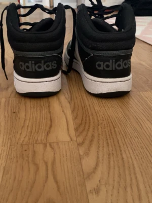 Snygga Adidas skor - Hej säljer mina adidas skor, för dom blivit för små för mig, finns inga skador på dom nästan som nya skulle jag säga, hör av er vid frågor :) storlek 37 och en halv 